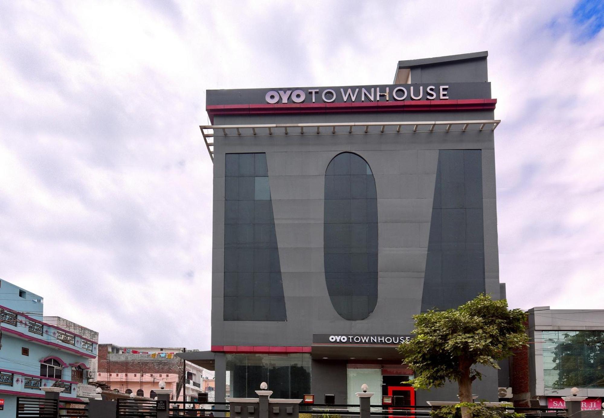 לקנאו Townhouse Function Inn Near Chaudhary Charan Singh International Airport מראה חיצוני תמונה